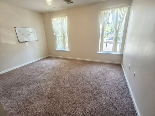 Building Photo - 2913 Lakeview Pkwy