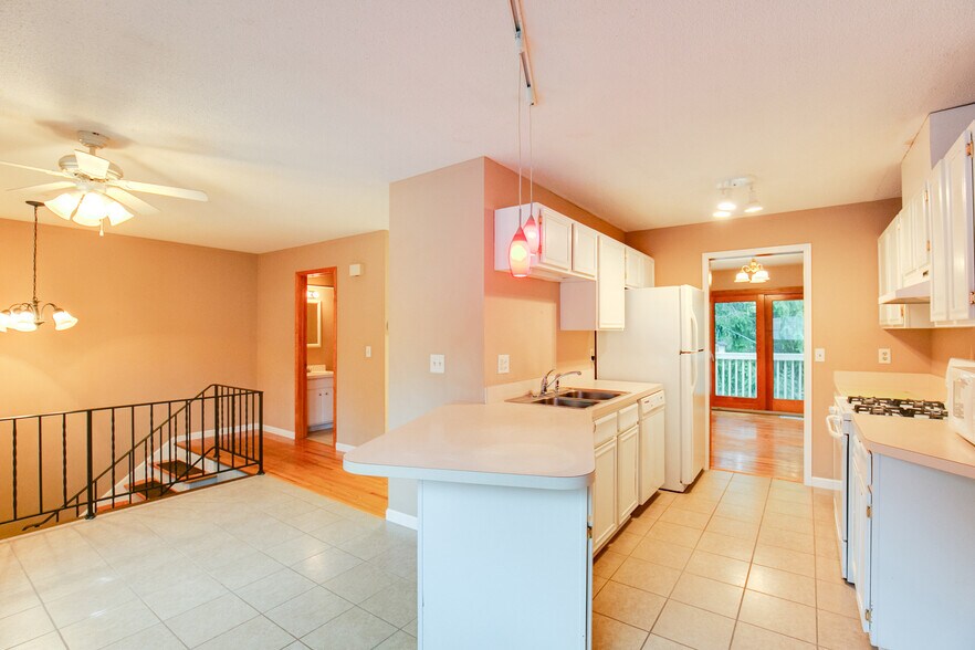 Building Photo - 12115 Drake St NW