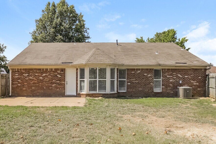 Building Photo - 7832 Sarah Ann Dr S