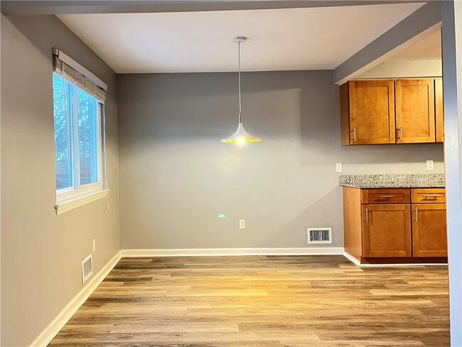 Building Photo - 6 Bucklebury Hill