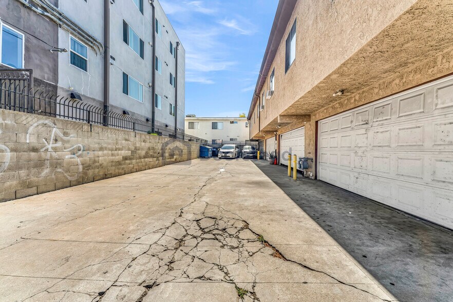 Building Photo - 15555 Nordhoff St