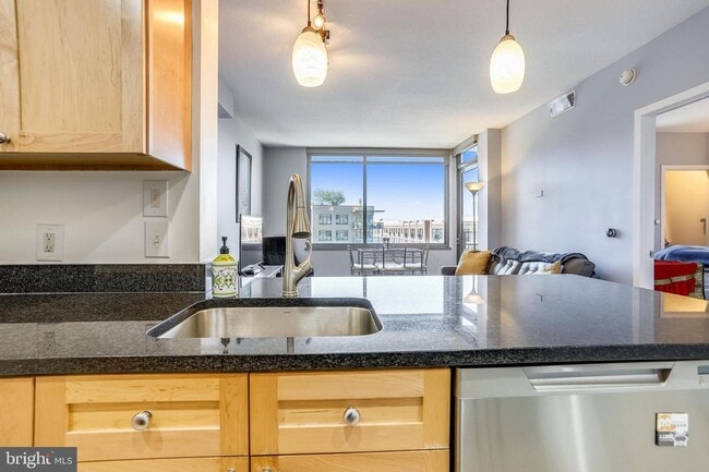 Building Photo - Professionally Managed // 1bedroom 1bathroom// Court House// Parking Included!