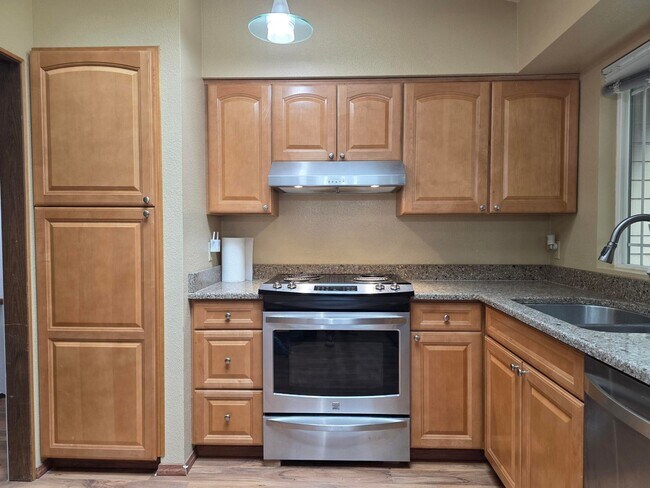 Building Photo - 4 Bedroom Home In Convenient Poulsbo Locat...