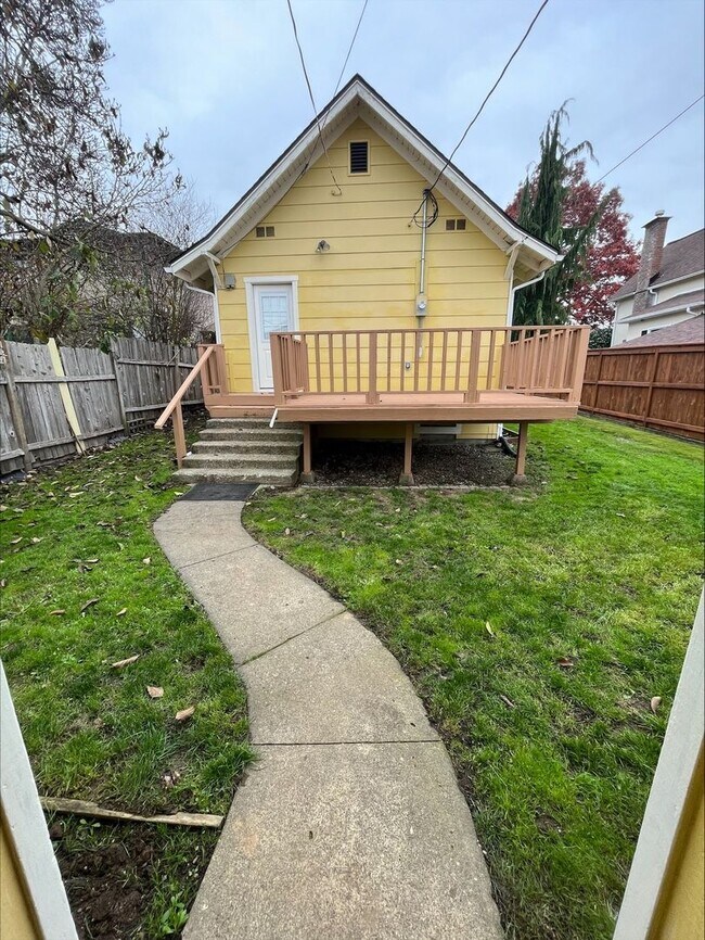 Building Photo - Charming home in Edison District