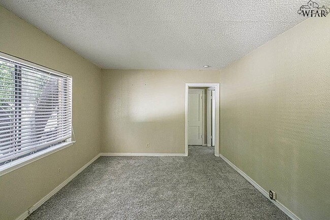 Building Photo - 2104 Virginia Dr