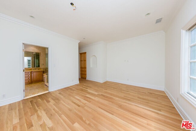 Building Photo - 6431 Maryland Dr