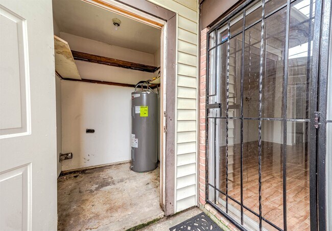 Building Photo - 1609 Mapleton Dr