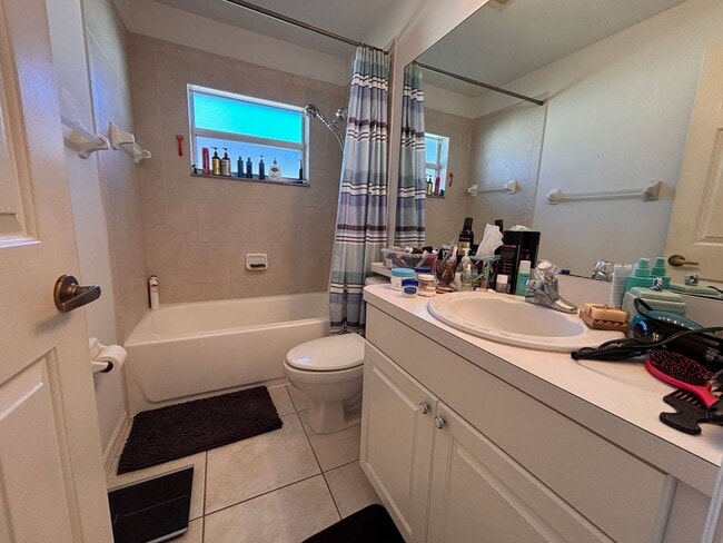 Building Photo - 3 BR 2 BA 2 Car Garage Duplex -  Annual Rental -  Sebastian FL