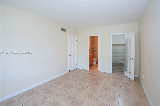 Building Photo - 13903 SW 90th Ave