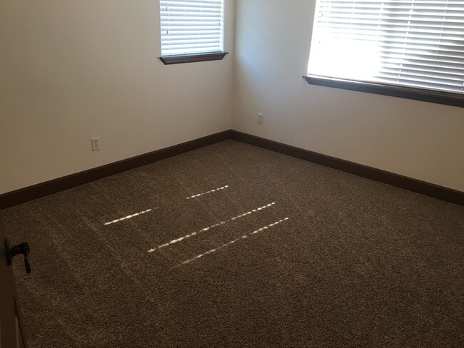 Building Photo - Lake Forest Townhouse