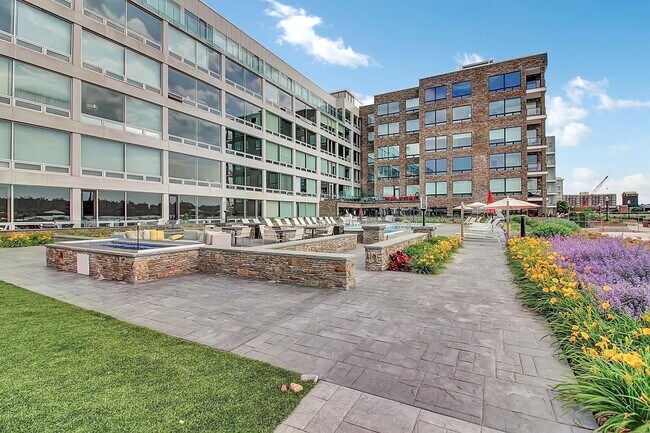 Building Photo - 9 Somerset Ln