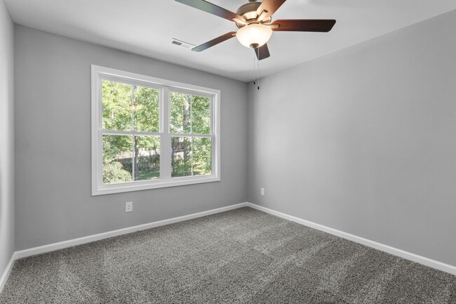 Building Photo - Close to Downtown! Home with 3 Bedrooms and 2.5 Baths.