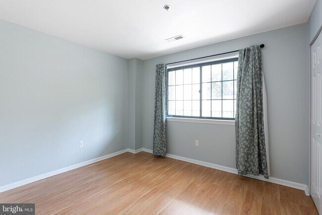 Building Photo - 2 Leverington Ave