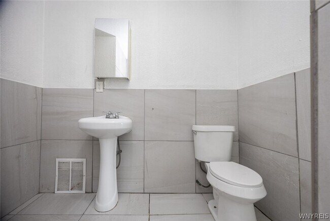 Building Photo - 1023 15th St