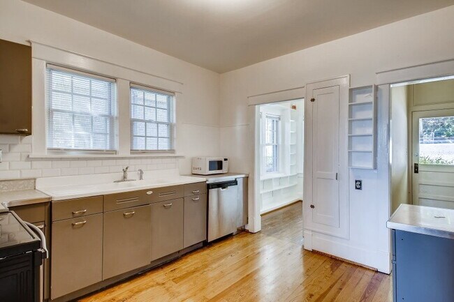 Building Photo - Charming Brick Cottage near Vanderbilt