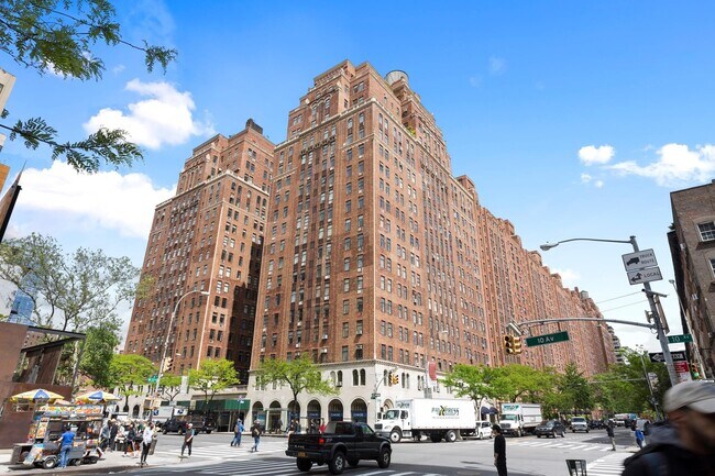 Building Photo - 465 W 23rd St