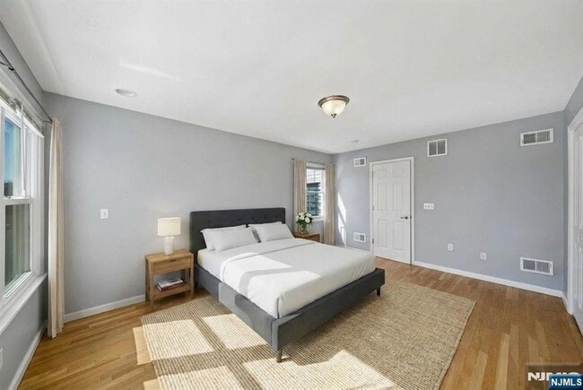 Building Photo - 364 New York Ave