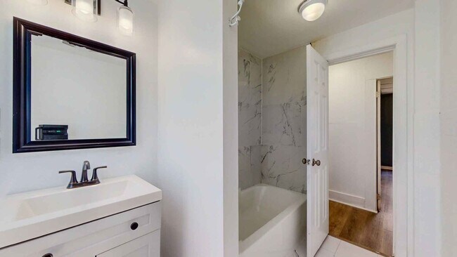 Building Photo - Newly Renovated 2 Bedroom Apartment - Heat...