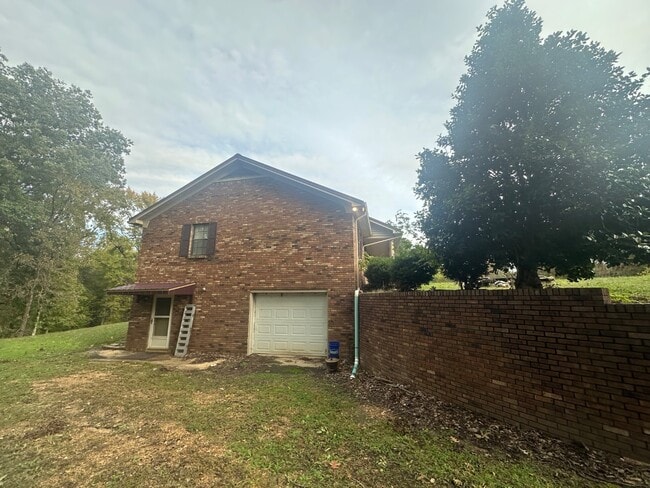 Building Photo - 875 Sees Chapel Rd