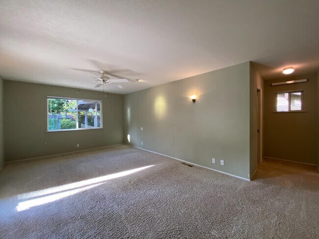 Building Photo - 1217 W Tenaya Way