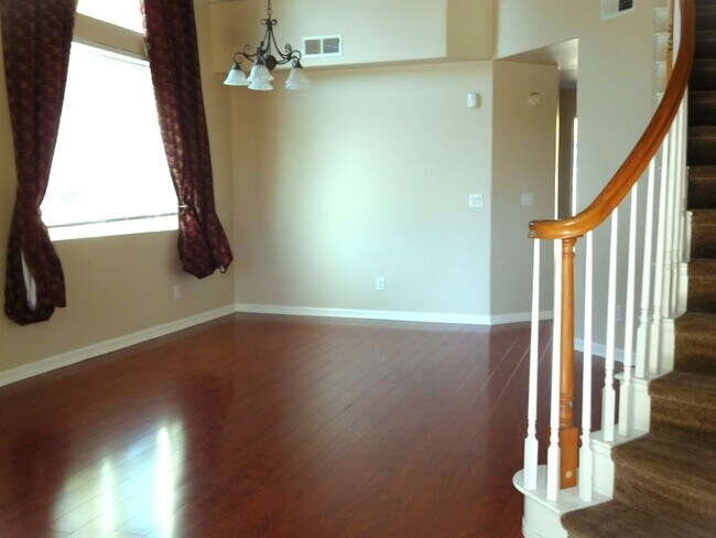Building Photo - Gorgeous Golden Valley aHome