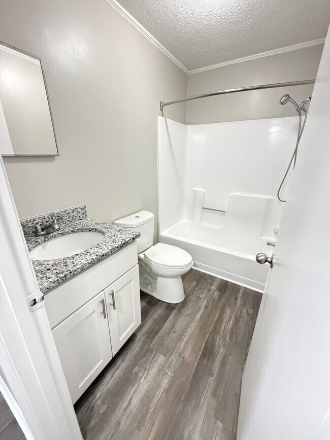 Building Photo - Oxford-2 Bedrooms