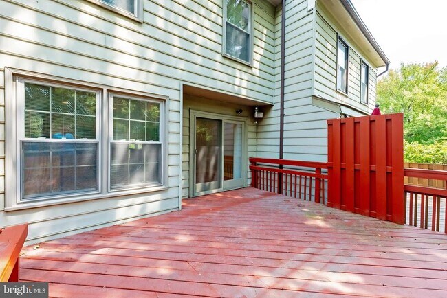 Building Photo - 215 Lynn Manor Dr