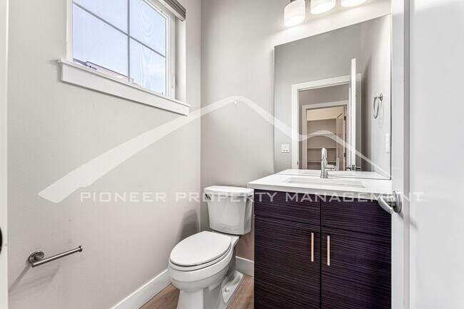 Building Photo - Fantastic Townhome with Central AC and 2 Car Garage!