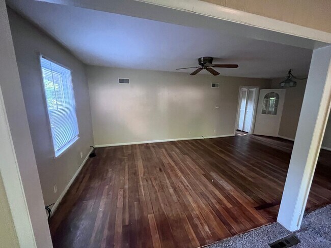 Building Photo - 4 Bedroom 2 Bath on Campus