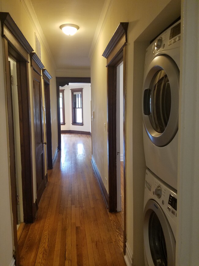 In-unit washer dryer - 1228 W Columbia Ave