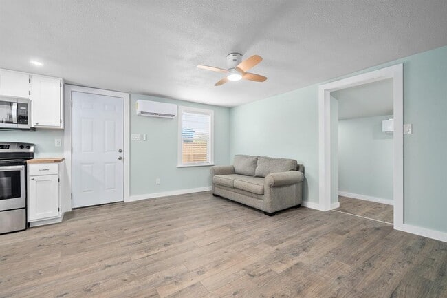 Building Photo - 248 Post Oak Ln