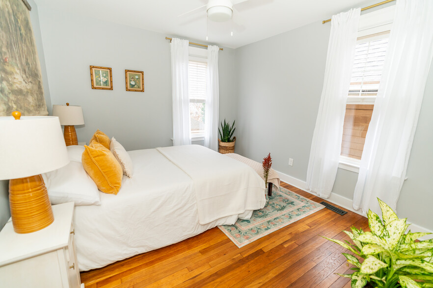Bedroom 3 with queen bed - 60 Starr St
