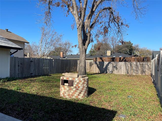 Building Photo - 2409 Stoneleigh Dr