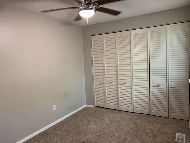 Building Photo - Renovated Raleigh Townhome Conveniently Lo...