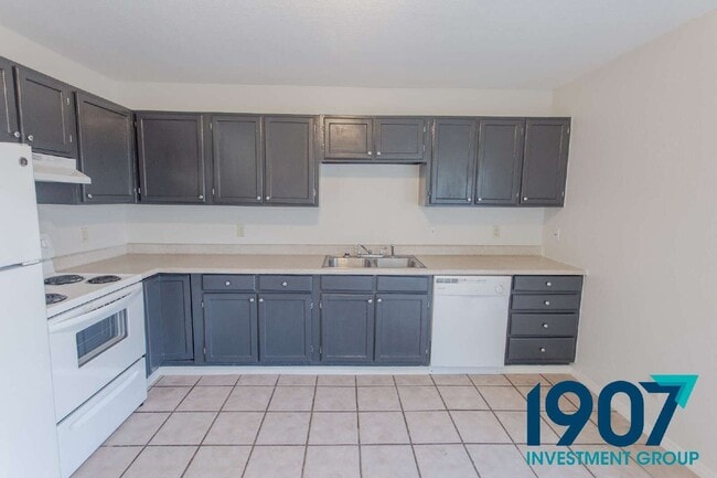 Building Photo - 611 Sinclair Dr