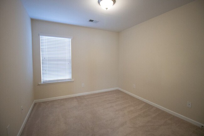 Building Photo - Spacious 3 Bedroom, 2.5 Bathroom Townhome ...