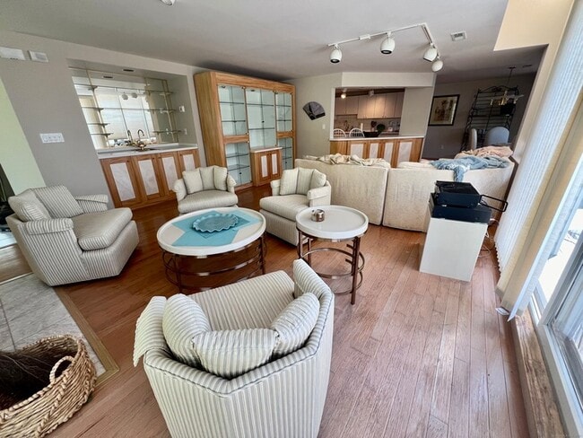 Building Photo - 131 Popes Island Rd