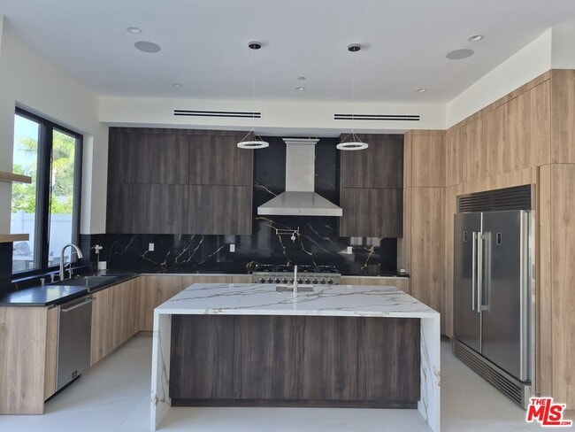 Building Photo - 5299 1/2 Crebs Ave