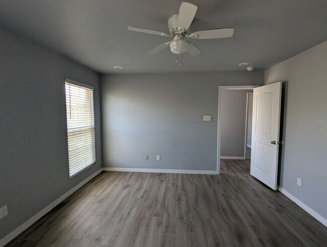 Building Photo - 1302 N Clinton Ave