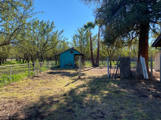 Building Photo - Large 3bd 2 ba home with a great country f...