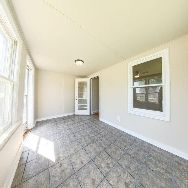 Building Photo - Newly updated 2 bedroom 1 bathroom home-Ad...