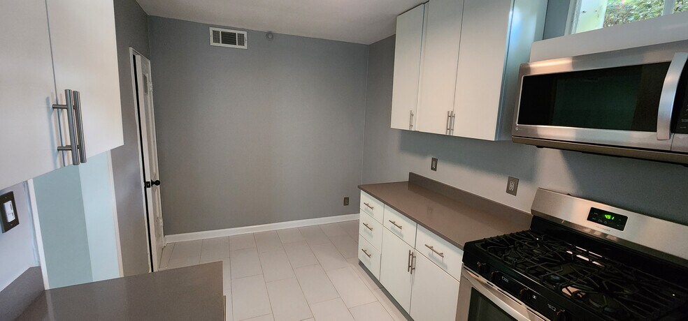 Eat-in kitchen - 415 Willow Ln