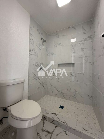 Building Photo - 6615 Cromer