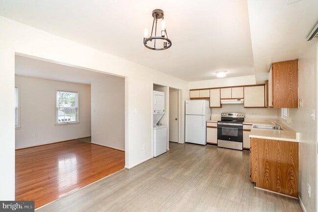 Building Photo - 7624 Wedgewood Dr