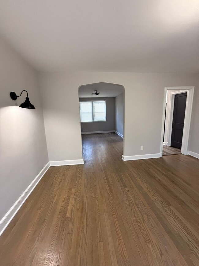 Building Photo - 935 E 41st St