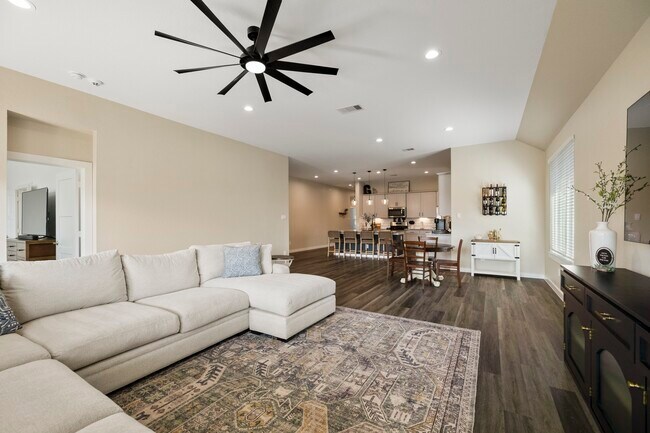 Building Photo - 573 Newcomb Holw Dr