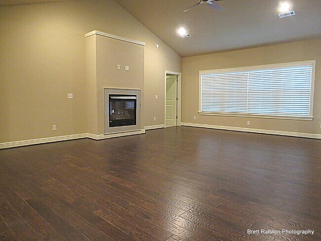 Building Photo - 6615 W Valley View Rd