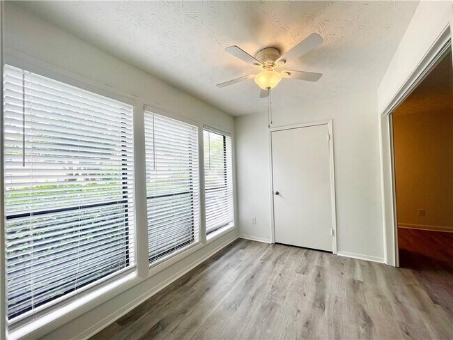 Building Photo - 320 Park Ridge Cir