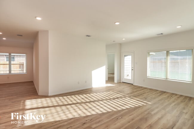 Building Photo - 7727 Jasmine Chase Dr