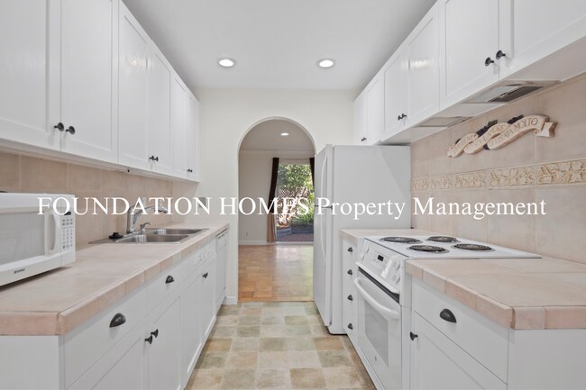 Building Photo - Spacious 3BR End Unit with Enclosed Patio, Balcony & Community Amenities!  FOUNDATION